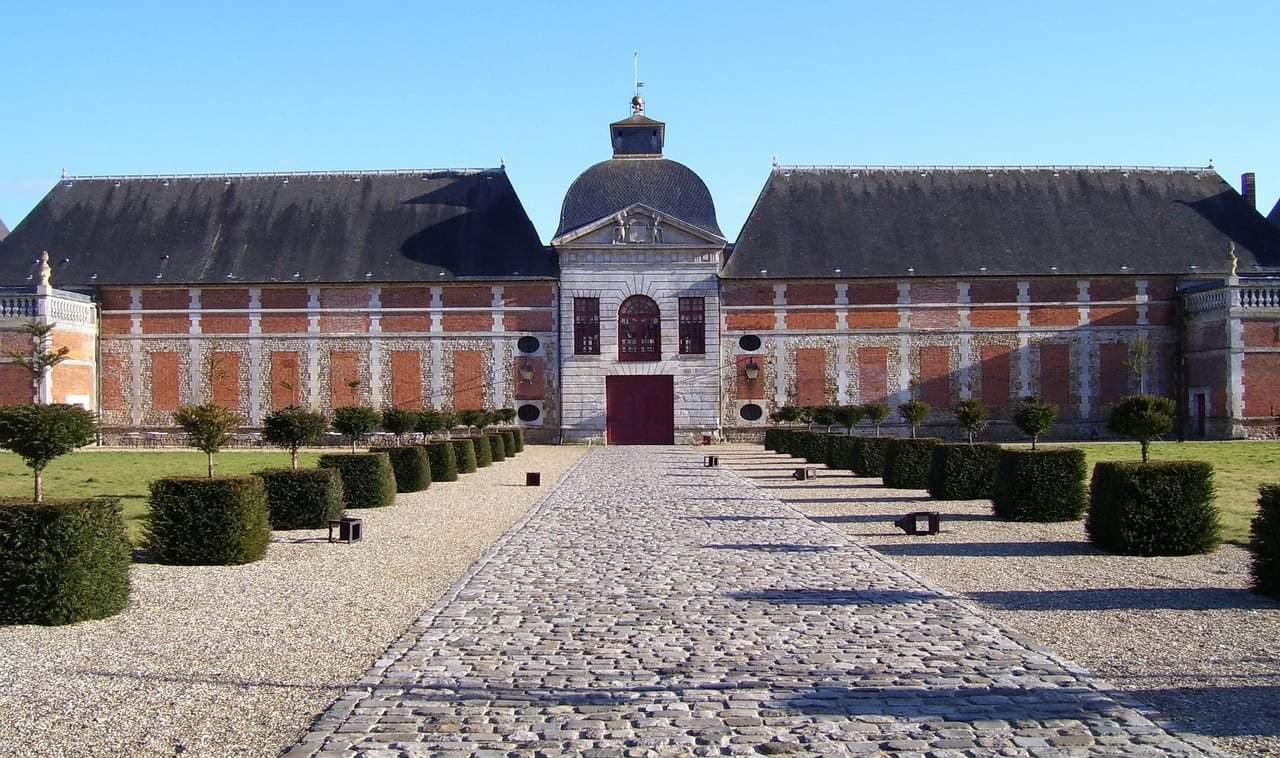 L’entrée du château du Champ-de-Bataille, son allée pavée et ses ifs taillés en cône.