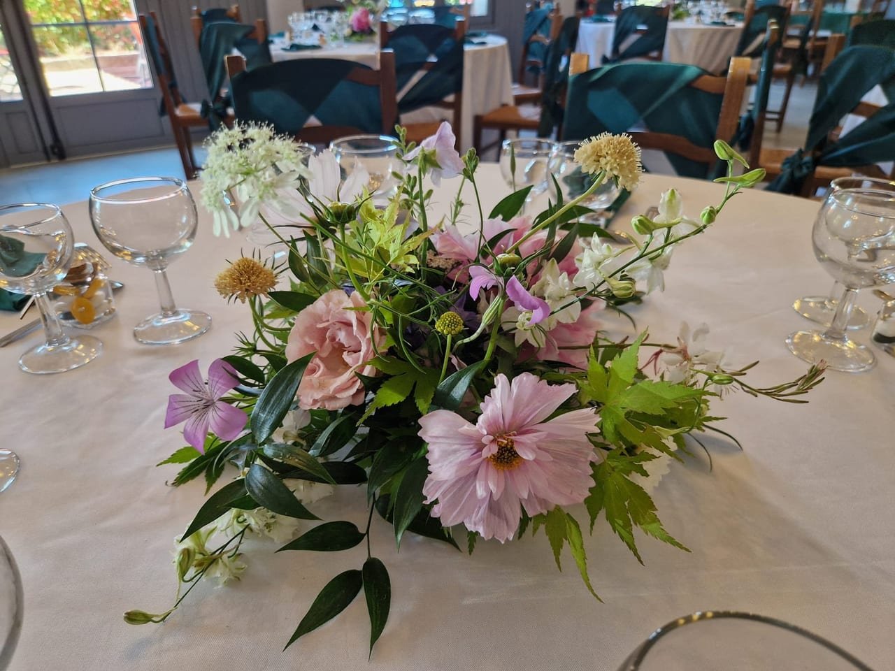 Centre de table champêtre : cosmos roses, lisianthus et scabieuses