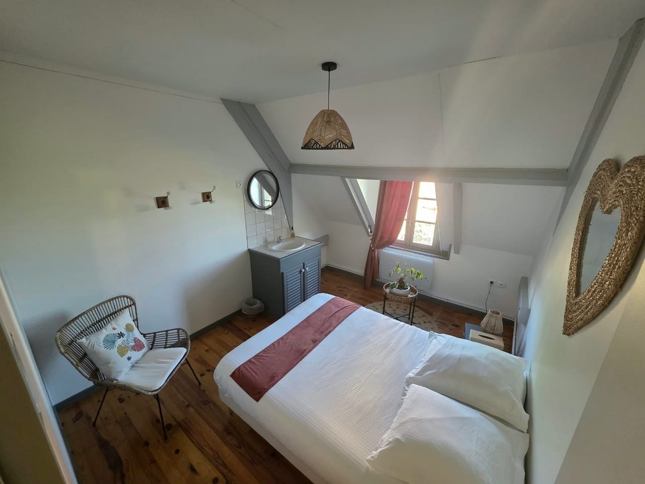 Une chambre double sous les poutres du Petit Prieuré