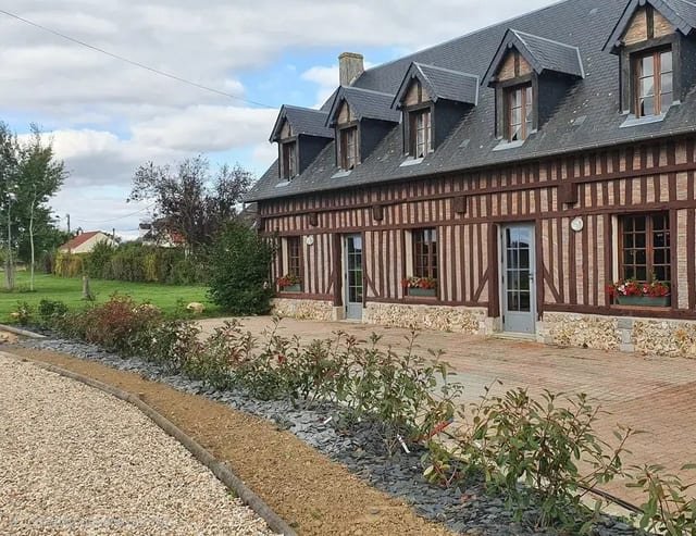 La longère normande à colombages et sa terrasse